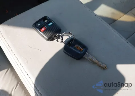 1998 Lincoln Town Car Signature z USA, uszkodzony, nr VIN 1LNFM82W8WY688852